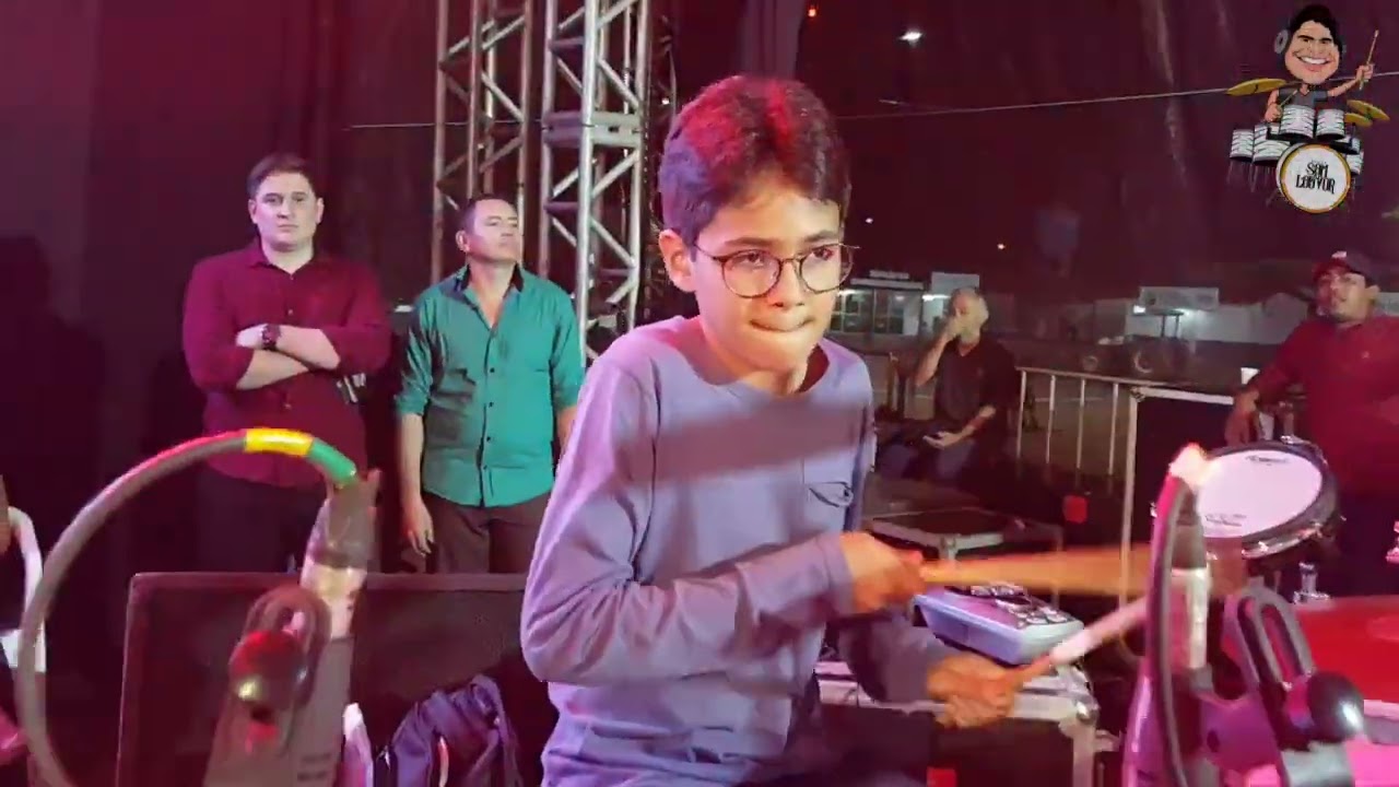 Pedrinho Batera tocando com Banda Som e Louvor