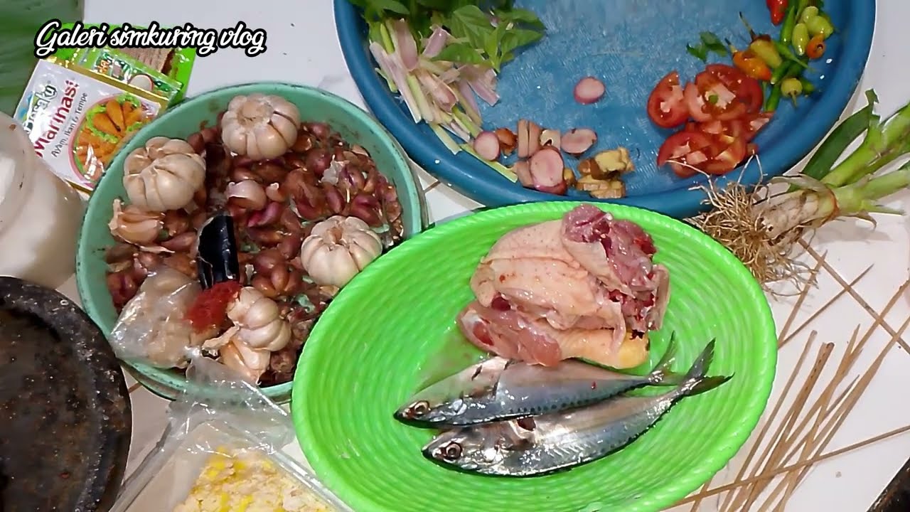 Bikin pepes ikan kembung,pepes daging ayam,pepes tahu dan sambel ijo mantapp 