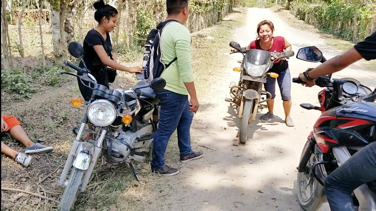 La Chiki NO sabe manejar MOTO y ha quiere Enseñar