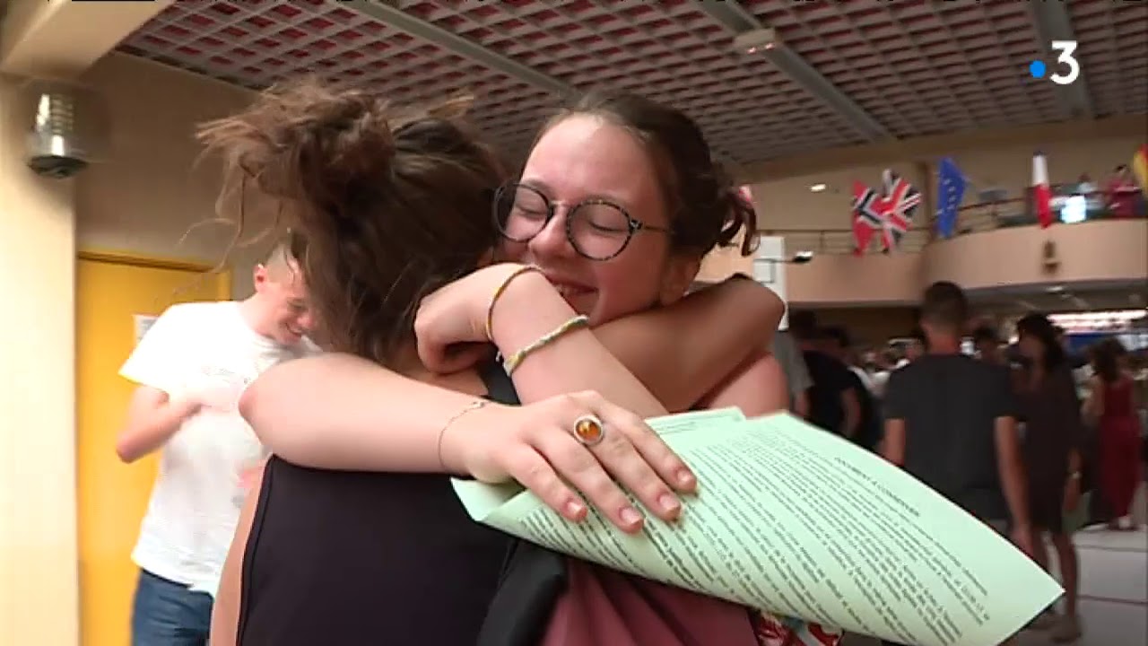 Bac 2019 : entre rires et pleurs, les résultats au lycée Charles-de-Gaulle à Dijon