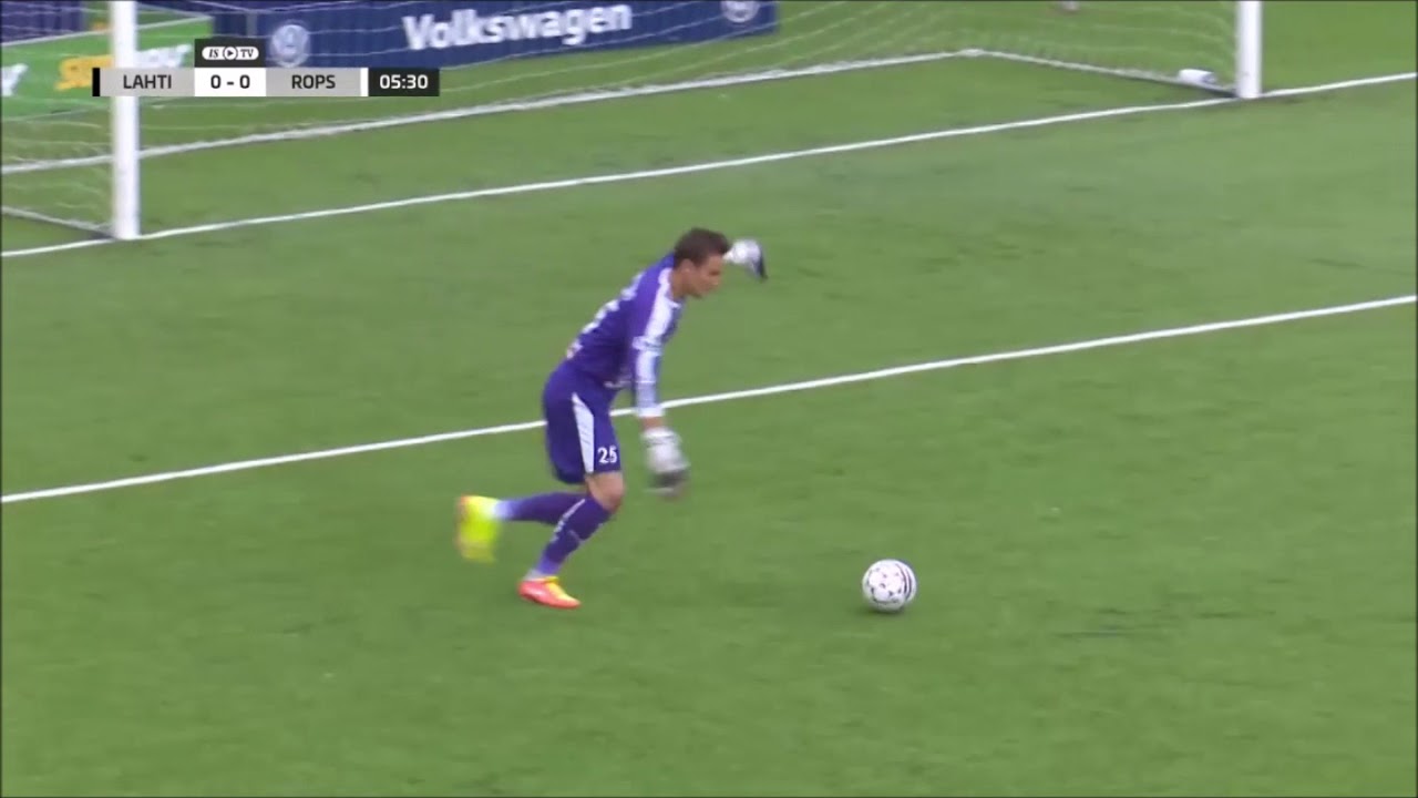 Function of the goalkeeper in building up