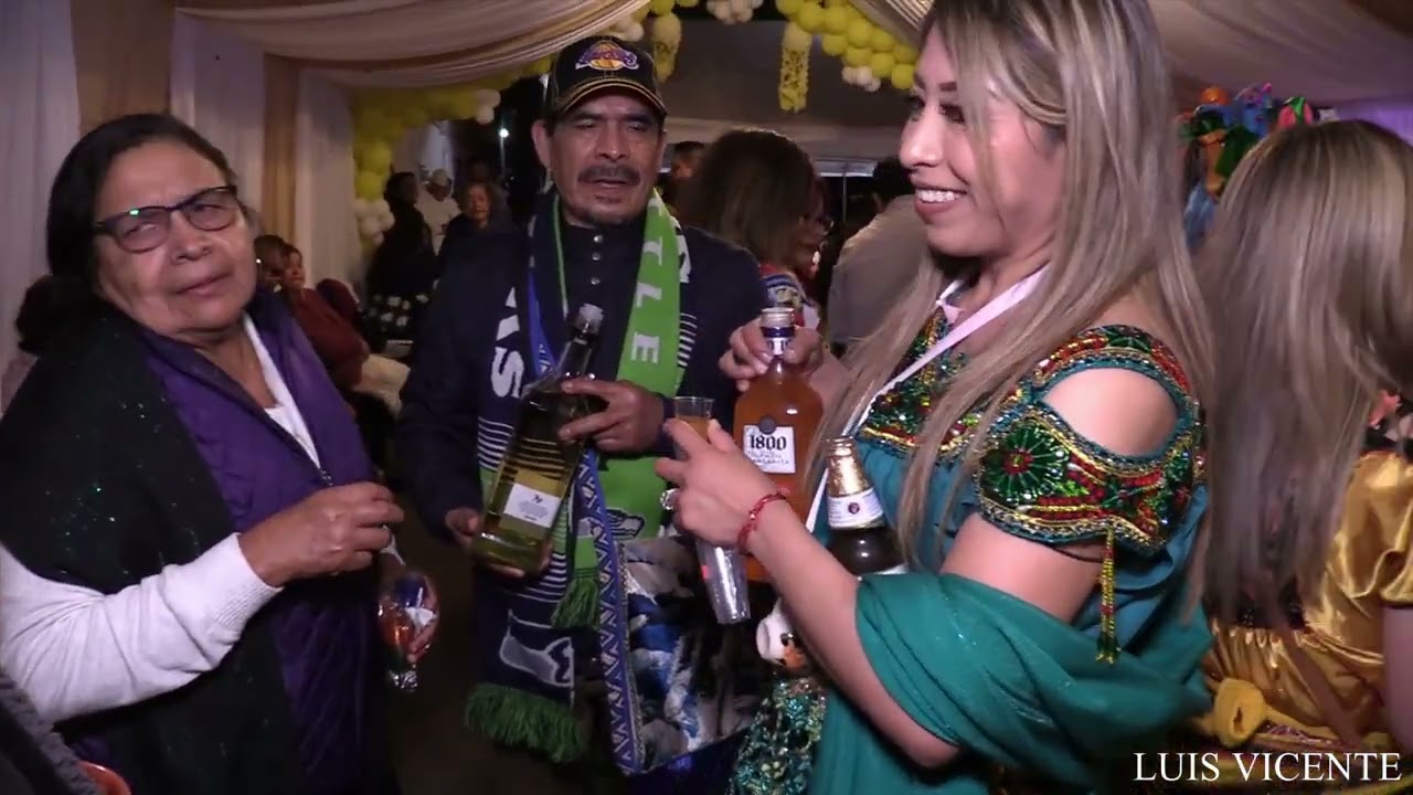 Vestido De Oro - Tarechos Musical en Costa Mesa 2024 Vivo