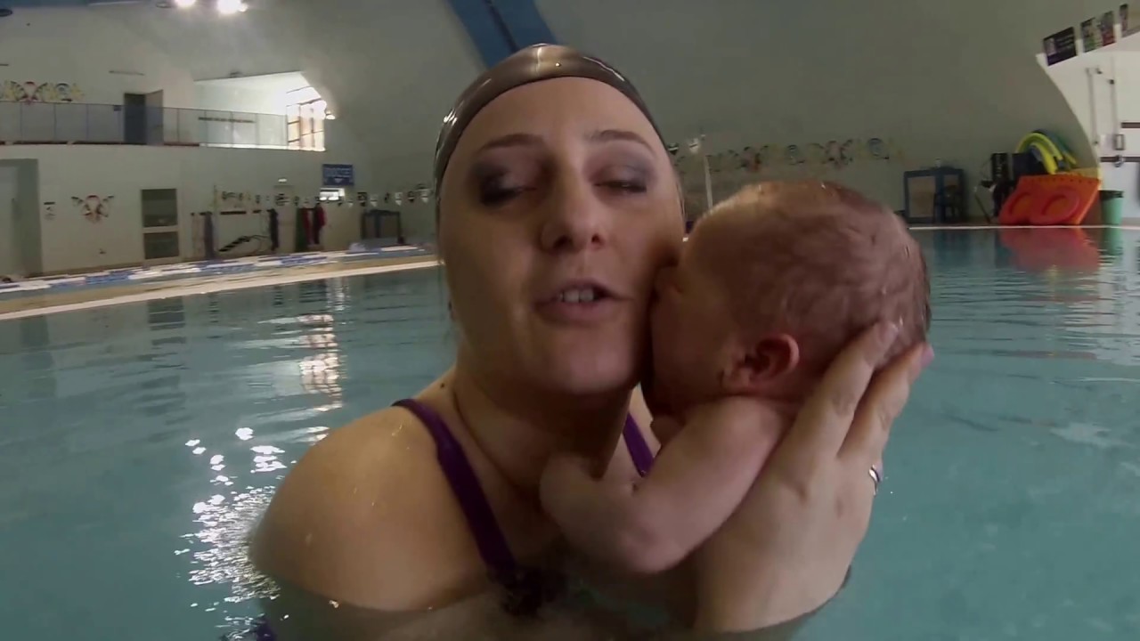 Primo bagno in piscina con mamma e papà - 23 giorni di vita