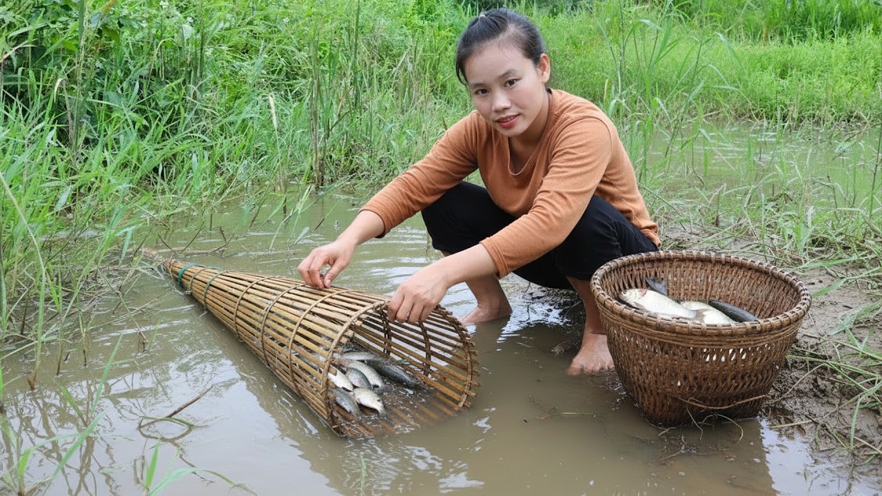 Rural Girl Makes Fish Traps, Catches Fish to Earn Income and Picks Up Boyfriend from Hospital