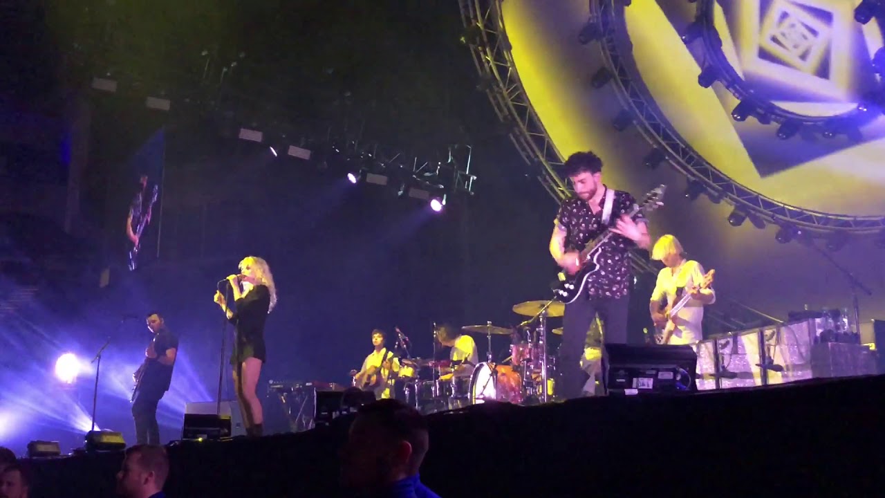 Paramore - Caught in the Middle - Live @ O2 Arena London 12/1/2018