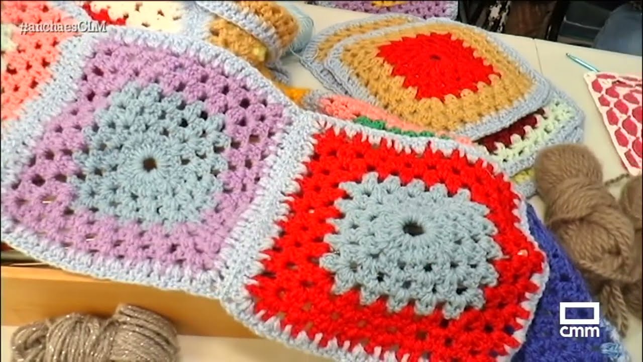 Tejen con ganchillo un toldo multicolor | Ancha es Castilla-La Mancha