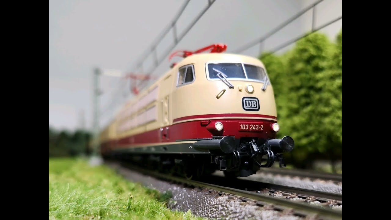 DB 103 243-2 (Märklin 39170) mit InterCity