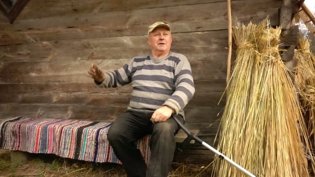Krycie dachu strzechą - chałupa w Holi, przeniesiona z Wyryk