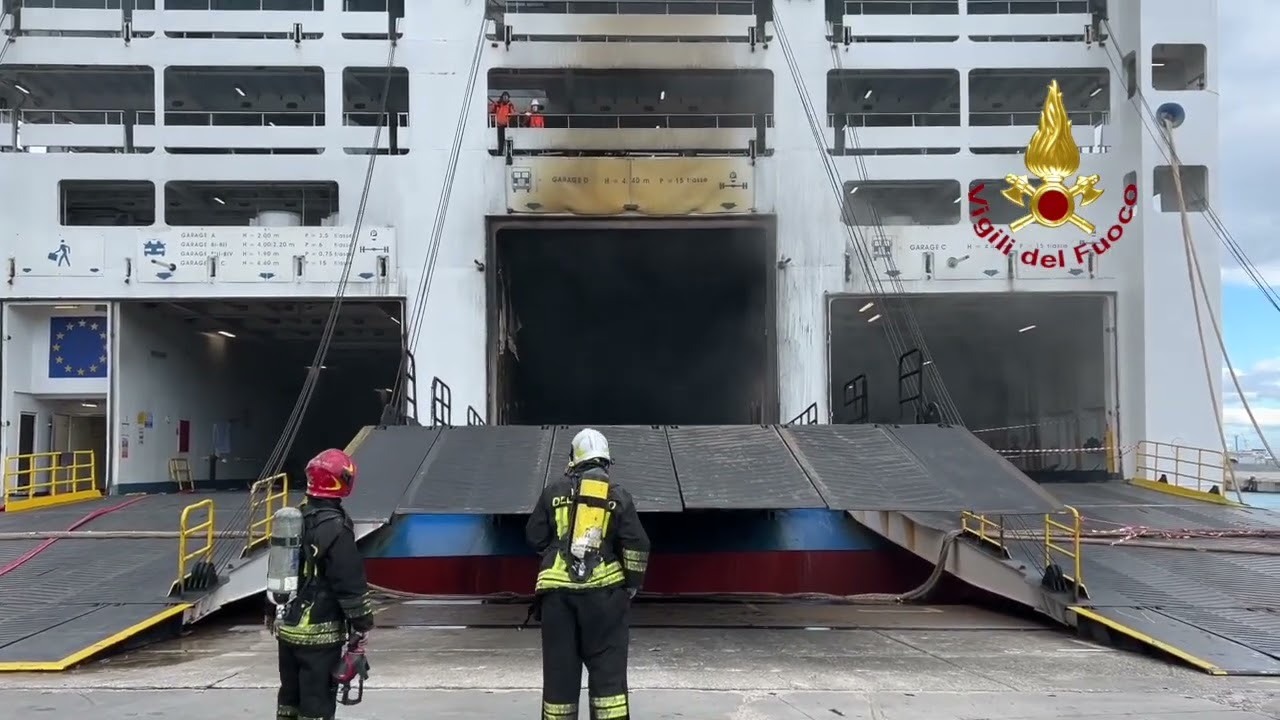 PALERMO - INCENDIO TRAGHETTO: INIZIATE LE OPERAZIONI DI ESTINZIONE DEGLI ULTIMI FOCOLAI