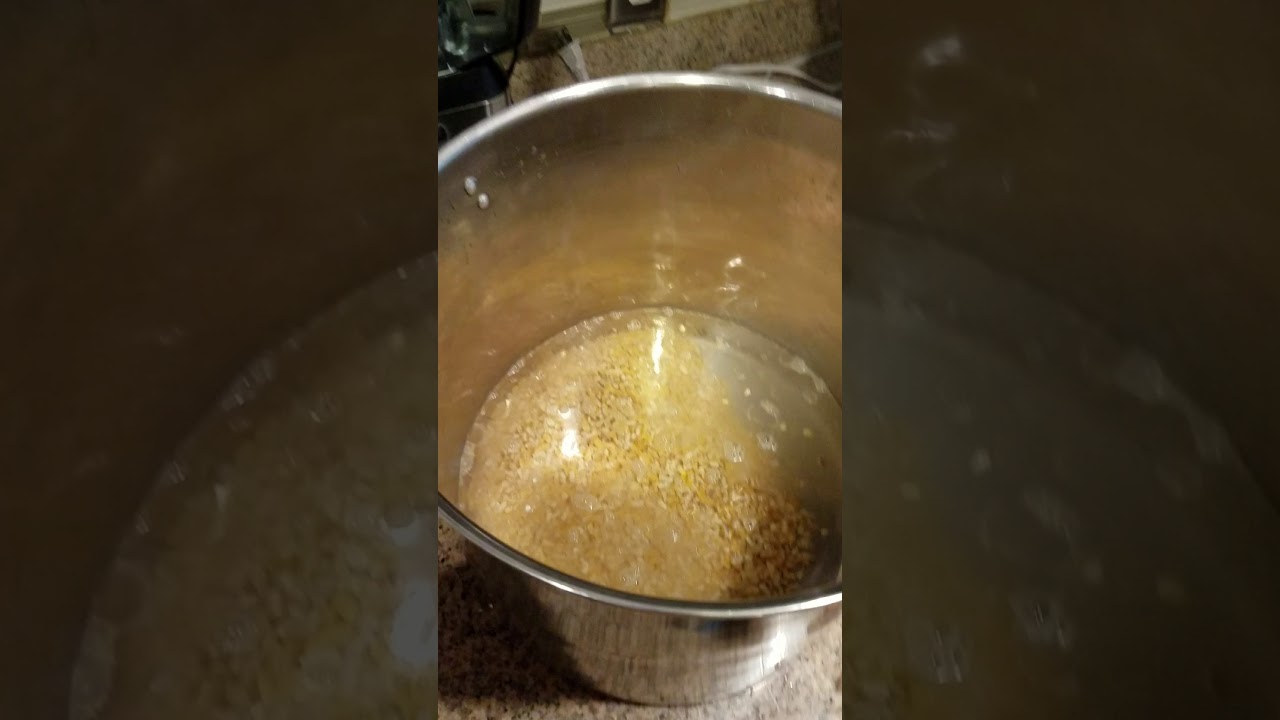 Preparación de sofrito y guiso para los tamales panameños parte 1