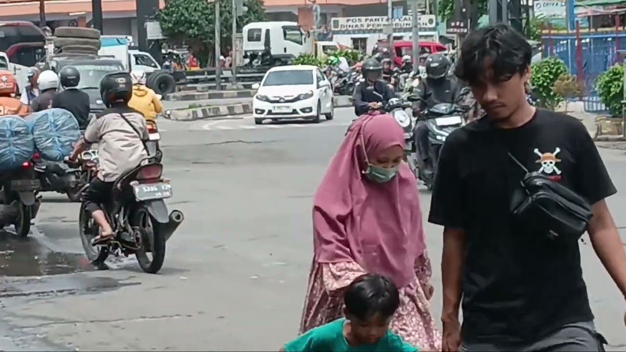 #Kondisi padat lalu lintas kendaraan dijalan industri cikarang  indonesia 