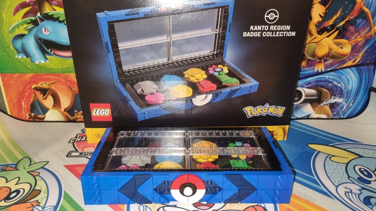 LEGO® 40892 Kollektion mit den Orden der Kanto-Region!
