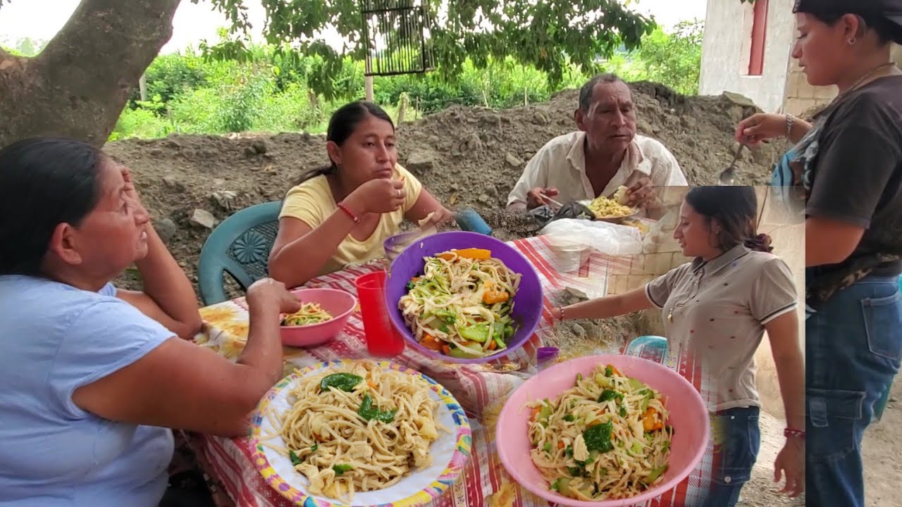 Asi Regresamos despues de LA Playa asi disfrutamos un Rico y delicioso chaomin con pollo y verdura😋🙄