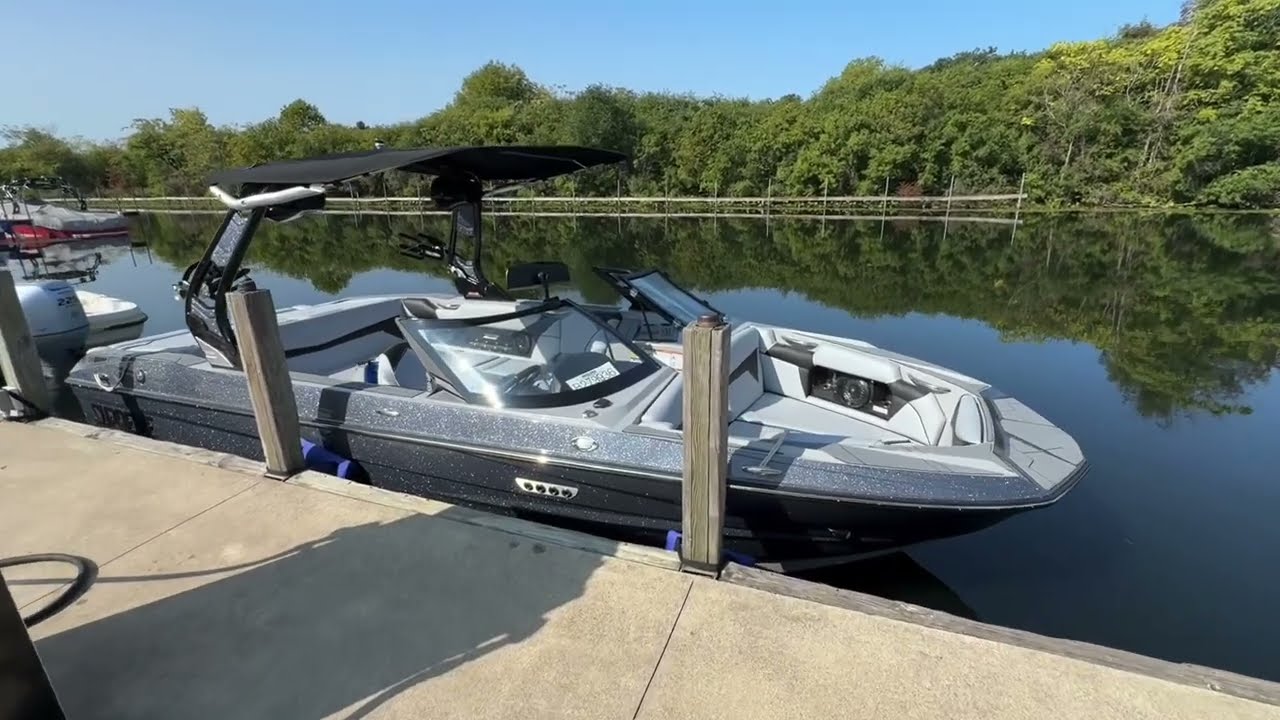 2024 Supreme S220 Wakesurf boat