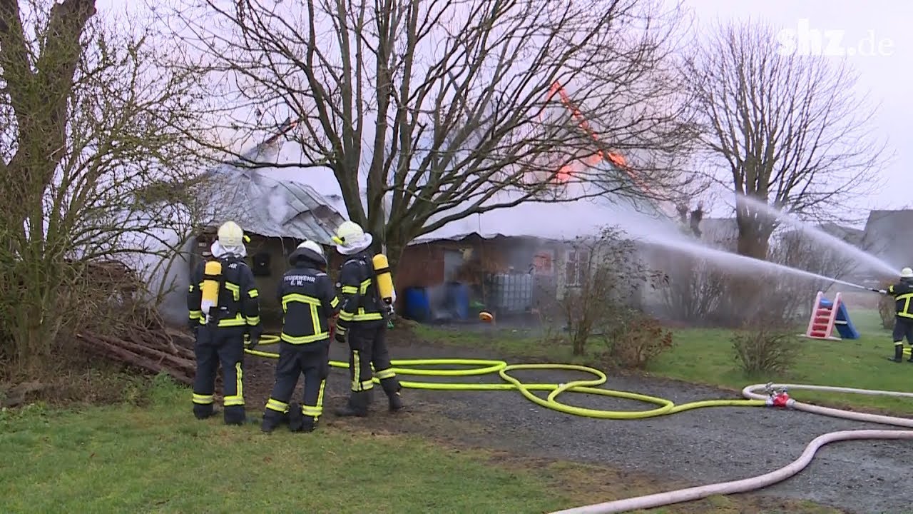 Großfeuer zerstört Reetdachhaus im Kreis Steinburg