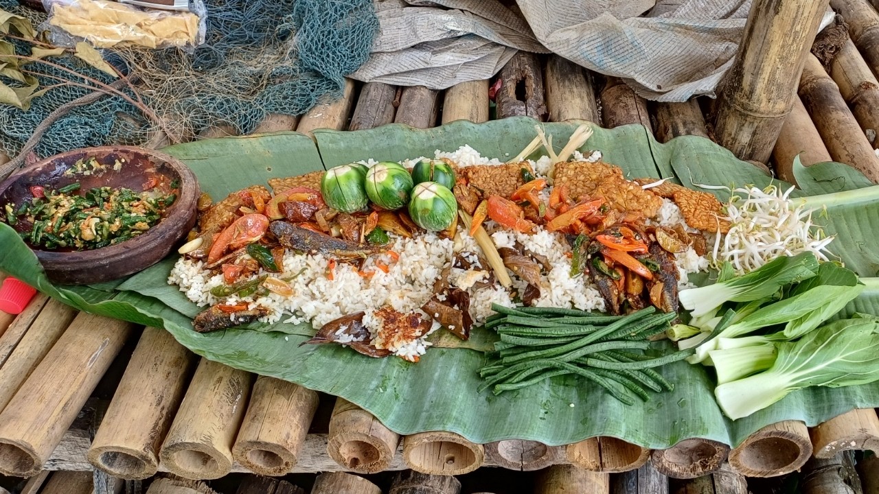 LIWETAN SUNDA DI SAUNG TEPI DANAU / IKAN ASIN JENGKOL, LALAPAN @kspetualang