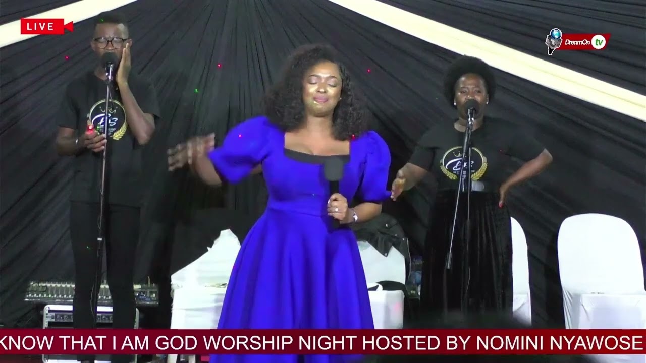 Dumi Mkokstad and Sindi Ntombela singing Vumbelimnandi at Umthwalume