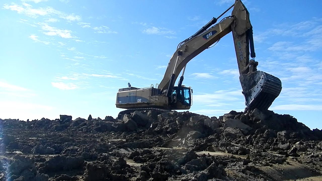 Cat 385C L Loading Komatsu HM400's
