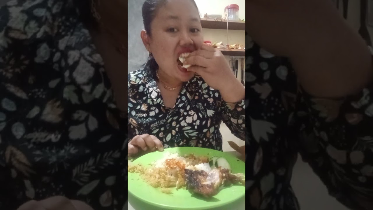 Makan siang. #ayambakar