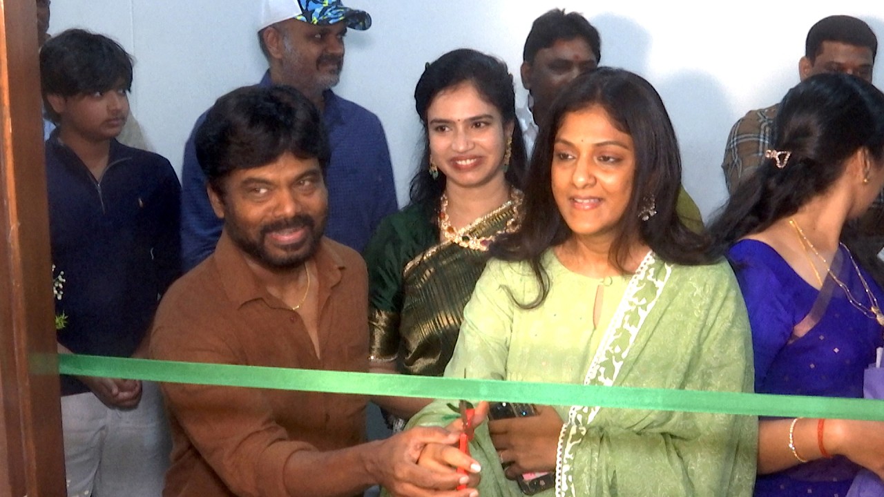 Producer Swapna Dutt Launched Thara Weaves Store