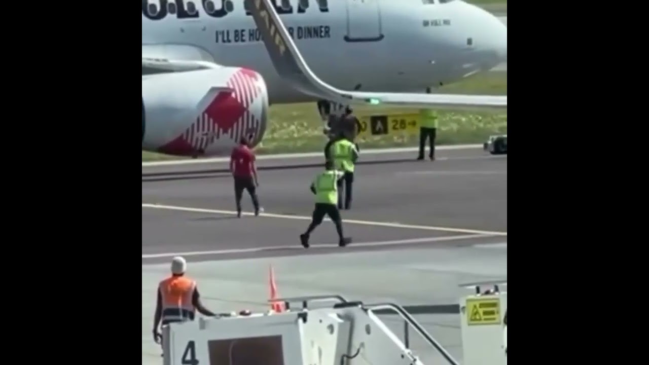 JET ENGINE ITALIAN AIRPORT MILAN BERGAMO AIRPORT NORTHERN ITALY VOLOTEA AIRLINES JET
