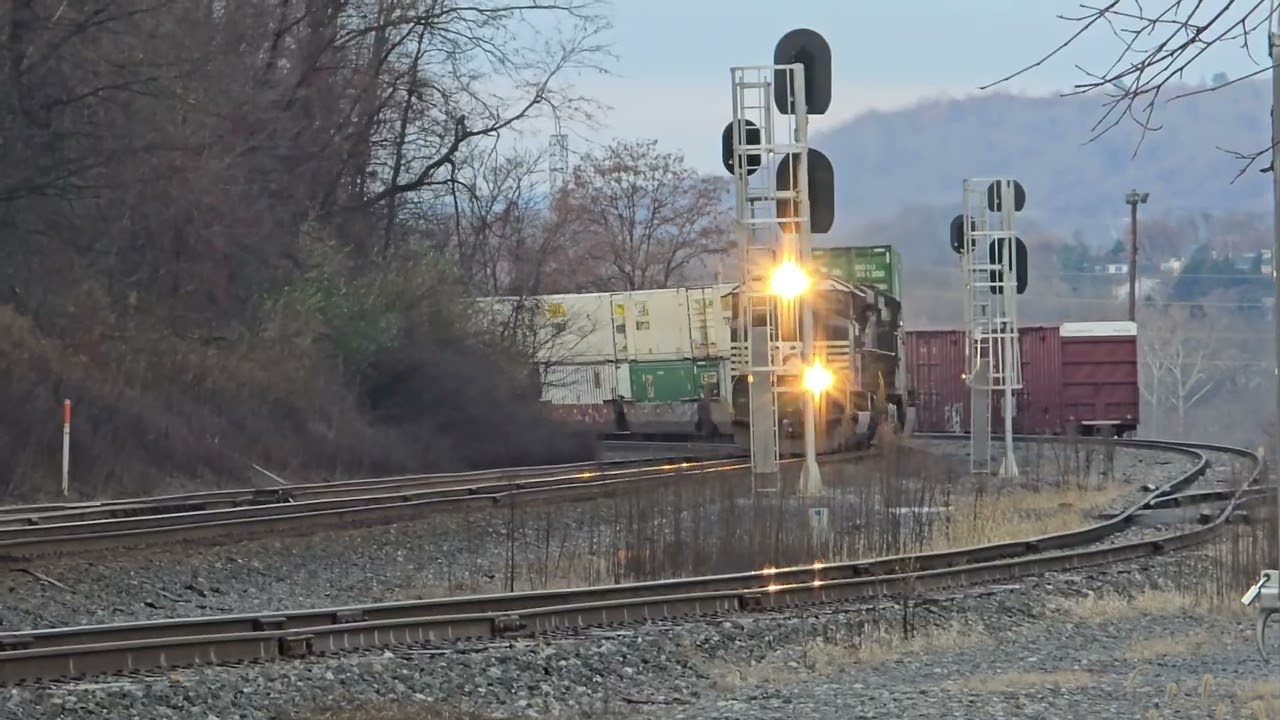 Norfolk Southern freight trains at Lewistown, PA (12/04/2024)