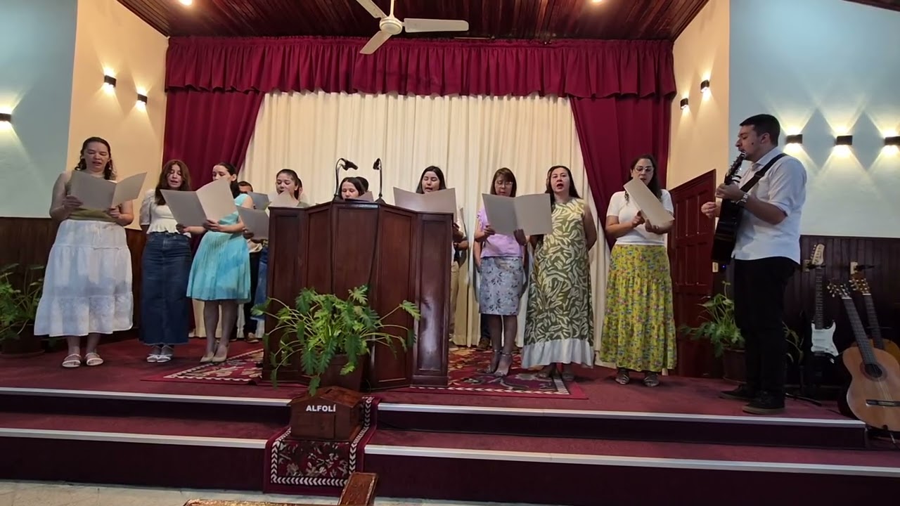 ESTAS GOLPEANDO CANTAN EN LA IGLESIA EVANGÉLICA GRACIA Y GLORIA  DE  LAMBARE 21 12 25
