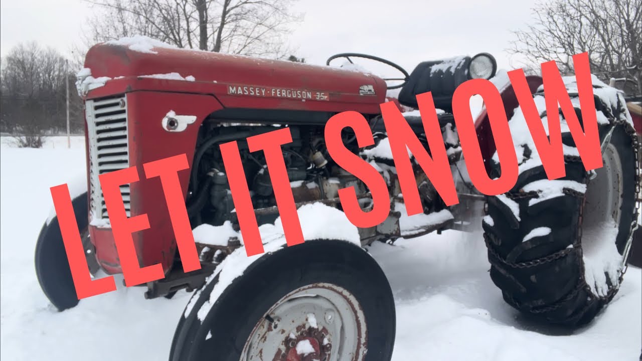 Уборка снега традиционным способом с помощью снегоуборочной машины Massey 35.