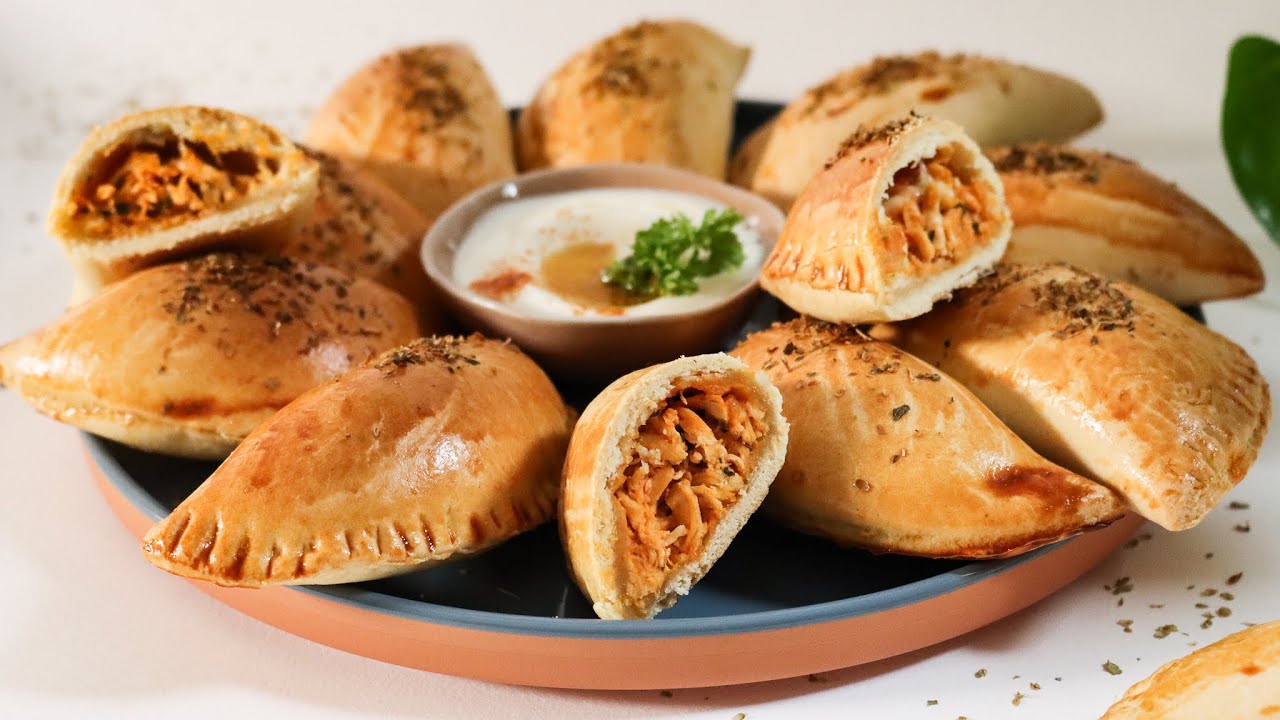 Тесто с начинкой из курицы и сыра. Тесто только из 3-х ингредиентов. Хлеб