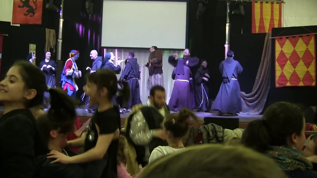 Connettiti alla Gioia - Frati e suore ballano e cantano sul palco ( Seconda Parte )