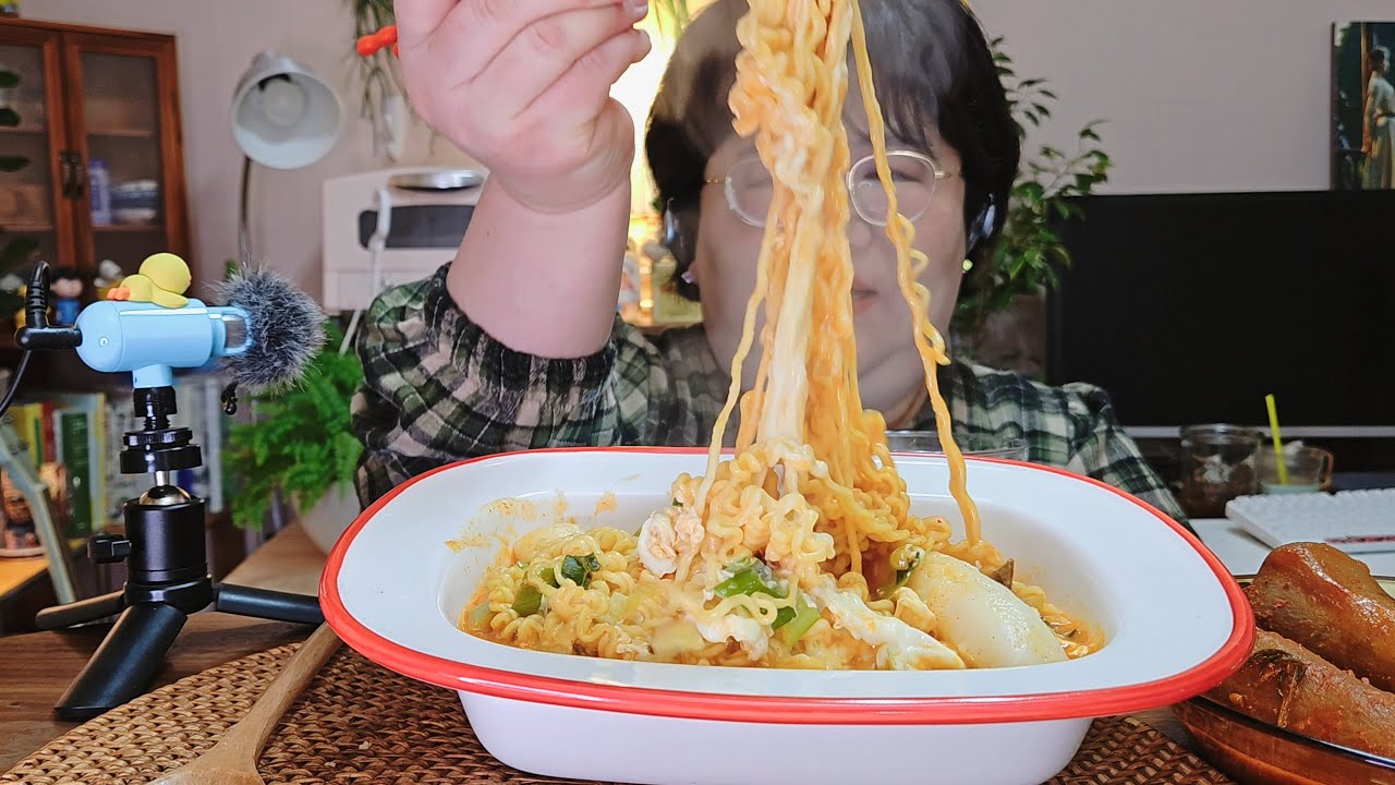 노랑 치즈 넣은 매운 열라면에 참기름 총각무 지짐 추가 :)