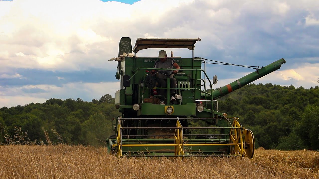 John Deere 935 Vintage Combine At Work - Wheat Harvest