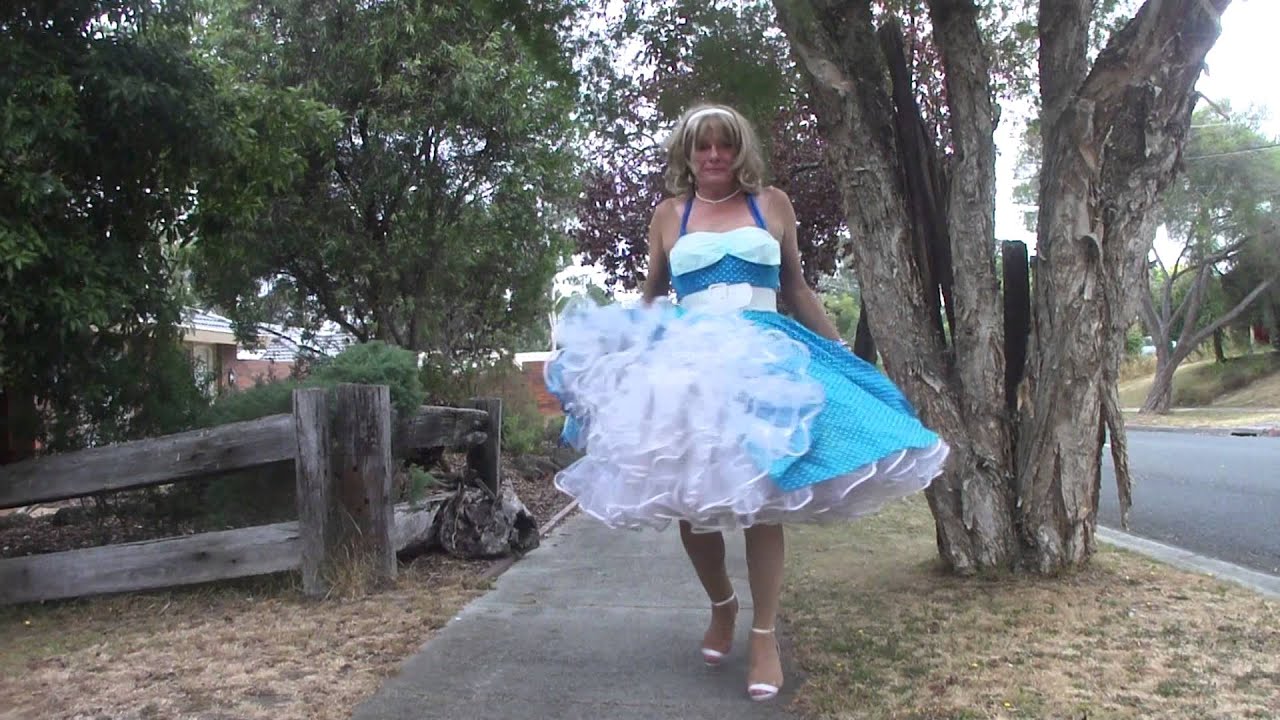 00252 Petticoats on the street  II