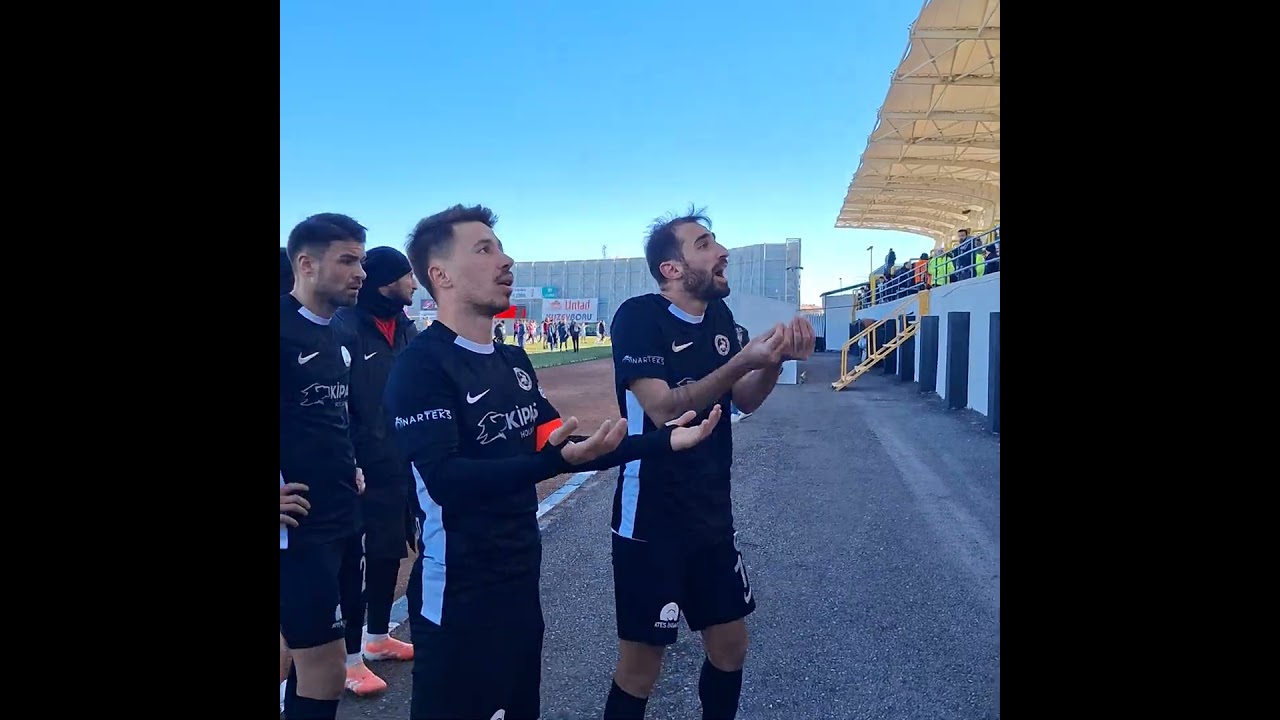 İstiklalspor’un Aksaray  maçı sonrası kaptanlar Muhammed Akarslan ve Alihan Tunçer ile taraftarlar