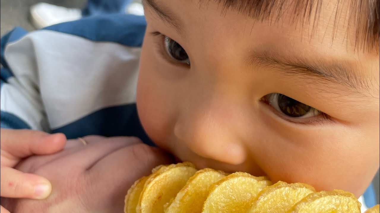 2歳5ヶ月boyのお昼ご飯の様子👦🥣大阪鶴橋のコリアンタウンで食べ歩き