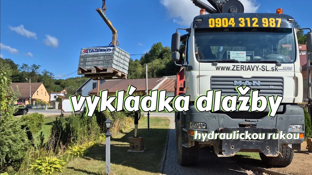 vykladanie dlažby s hydraulickou rukou