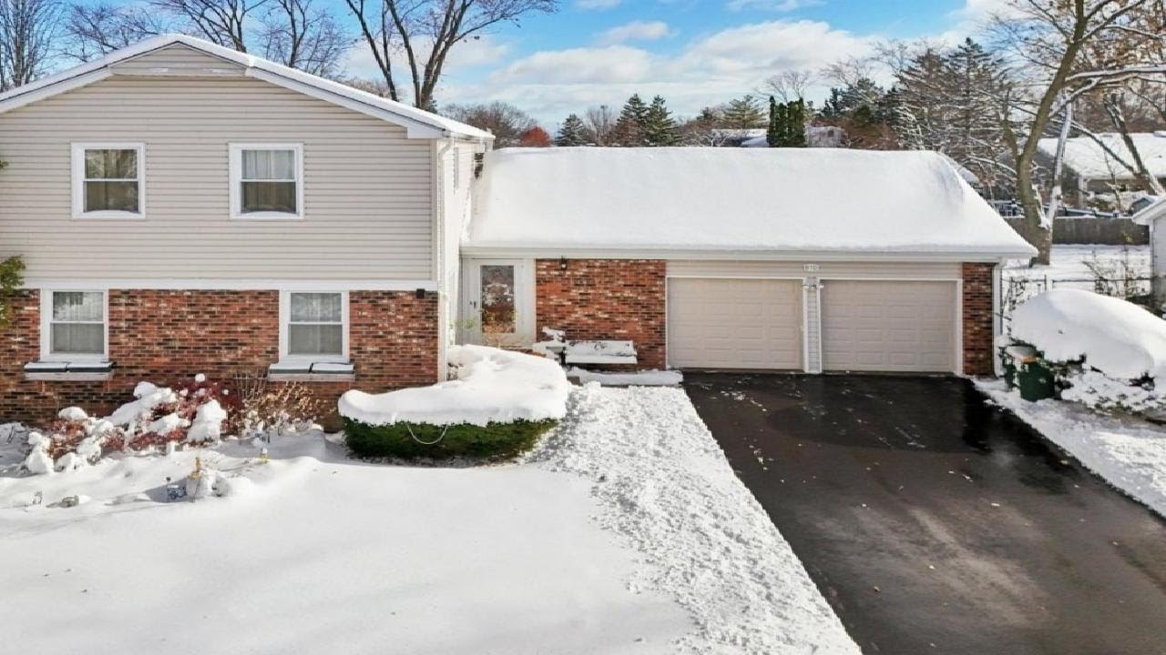 810 Silver Rock Lane, Buffalo Grove, IL Presented by The Star Home Team.