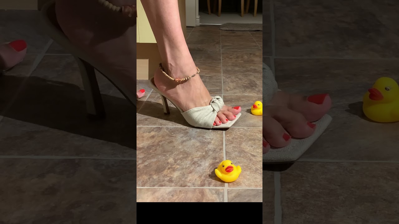 Toy Duck Crush Casual Kitchen Walkover Crush Fetish in Beige Mules 2 