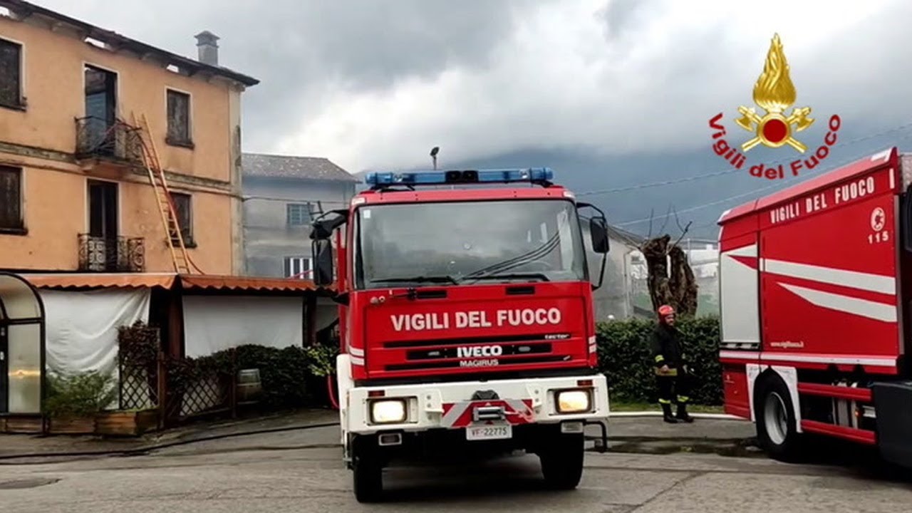 Incendio nella pizzeria Cioci's, le fiamme avvolgono tutto il tetto