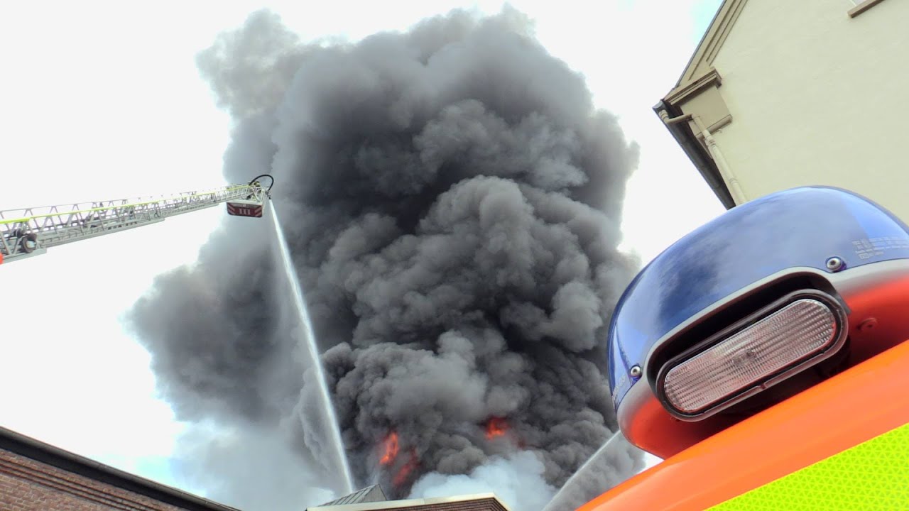 [GROSSBRAND IN SOLINGEN] -| Halle im Vollbrand | Riesige schwarze Rauchwolke | Großeinsatz |-