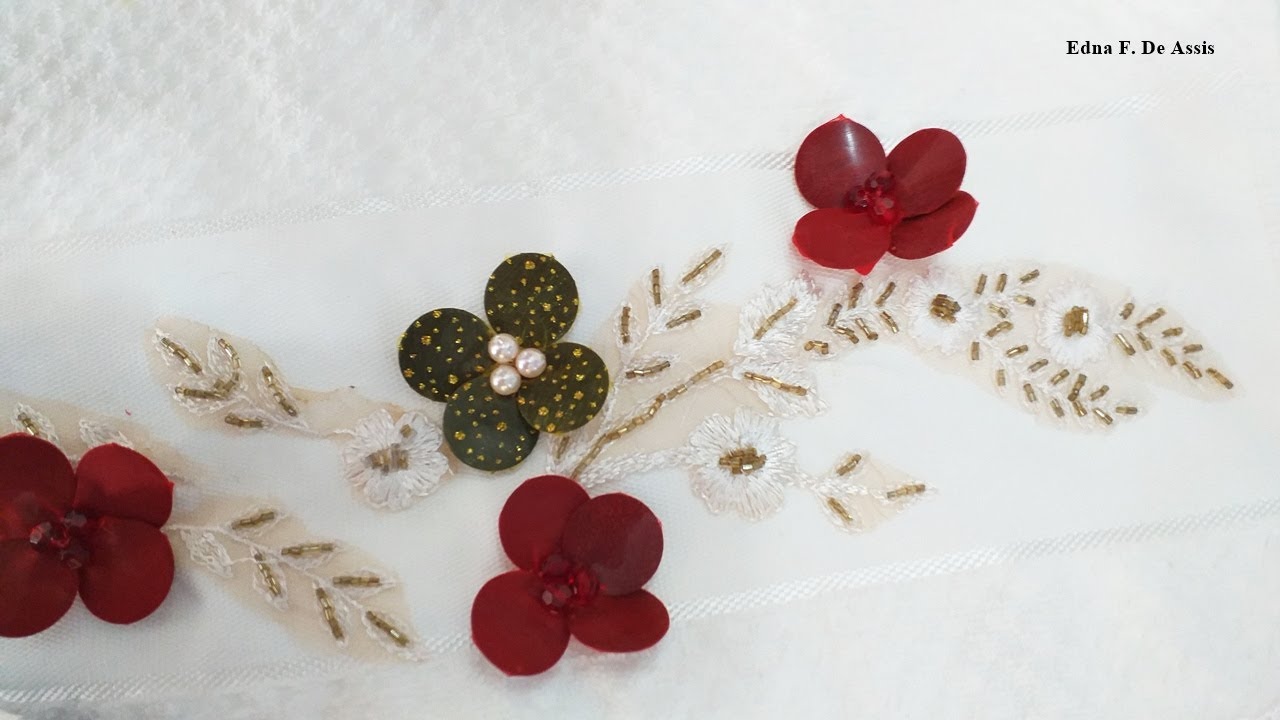COM SOBRAS DE TECIDOS DE ORGANZA E ALGUNS PAETES GRANDES FIZ ESSE LINDO BORDADO TOALHA BORDADA