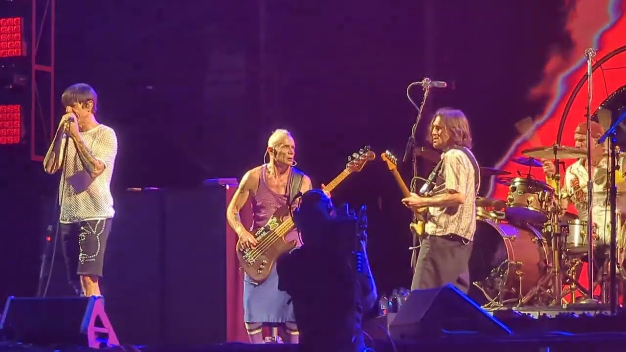 Red Hot Chili Peppers - Wet Sand (Live @ Milano 2/7/2023)