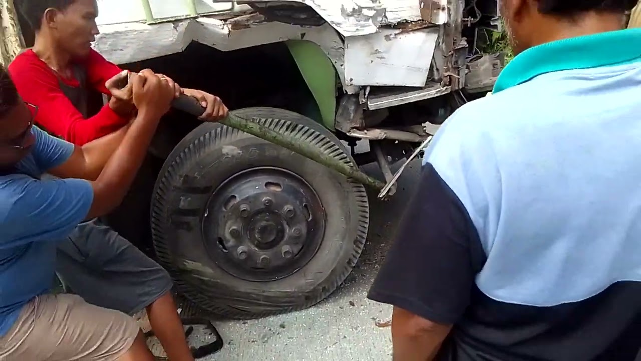 Telah terjadi laka lantas mobil coltdiesel melawan mobil Fuso 