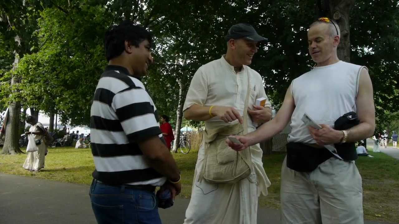 Vaisesika Prabhu distributes books, Boston, July 4, 2011