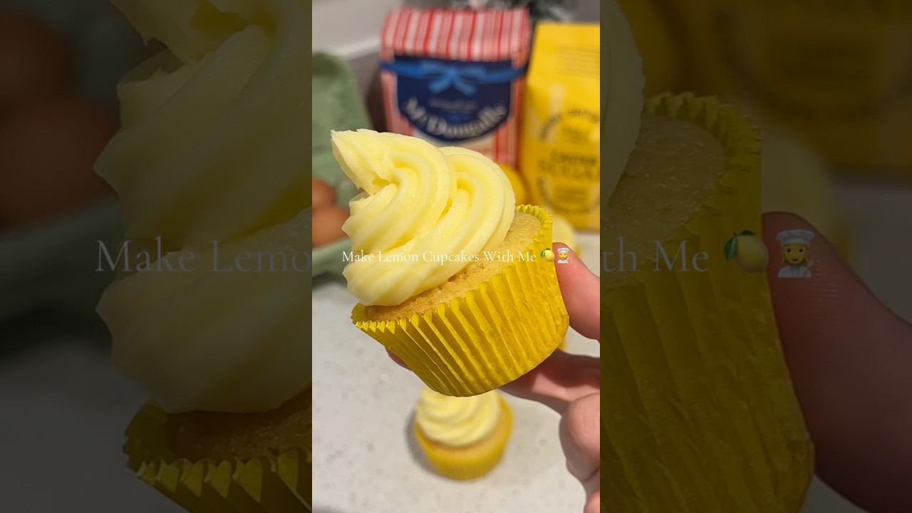 These are the BEST moist Lemon Cupcakes 🍋👩&zwj;🍳 #lemoncupcakes #baking