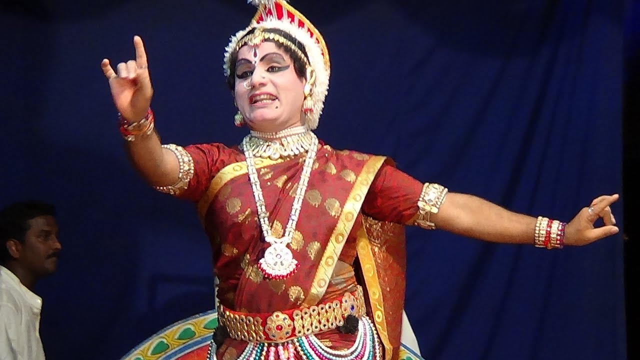 Yakshagana -- Shri Devi Mahatme - 2 - Yalaguppa as Malini - ''Cheluvike...'' kannadikatte