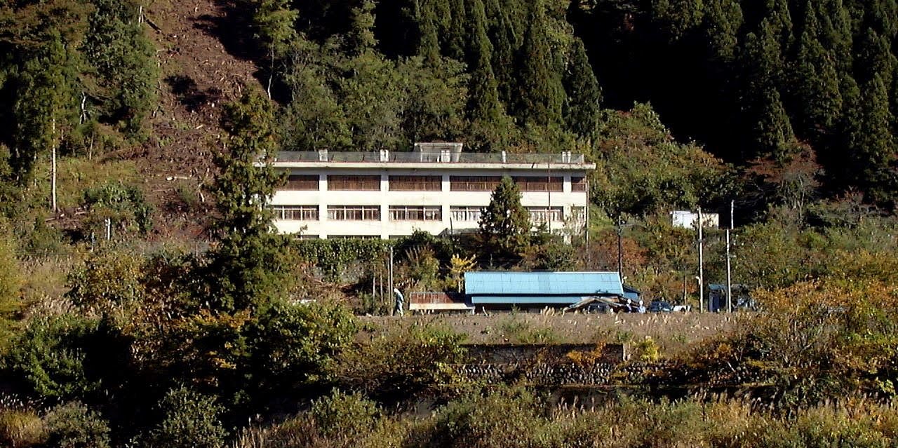 徳山ダム　湖に沈んだ「徳山小学校」