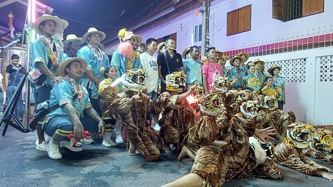 Yoss69 กำลังถ่ายทอดสด!กระตั้วแทงเสือ กลองยาวศิษย์หลวงพ่อขาว งานแห่เทียนพรรษา วัดใหญ่ศรีสุพรรณ