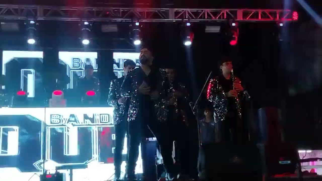 Banda puro quelite// una cruz de madera 