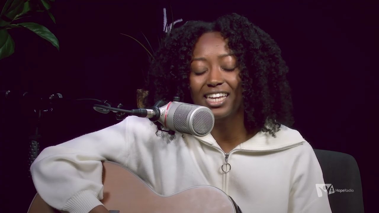 Interview HopeRadio – Rencontre avec Mariel, chanteuse de gospel et guitariste